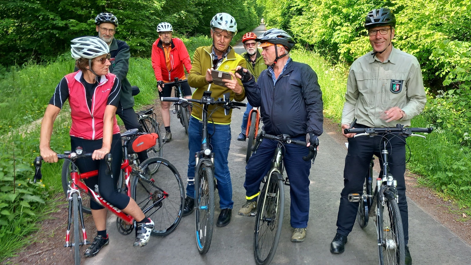 Mit Fahrrädern sind Mitglieder des ADFC-Kreisverbandes und der Forstverwaltung im Kottenforst in der Nähe des Schönwaldhauses unterwegs.