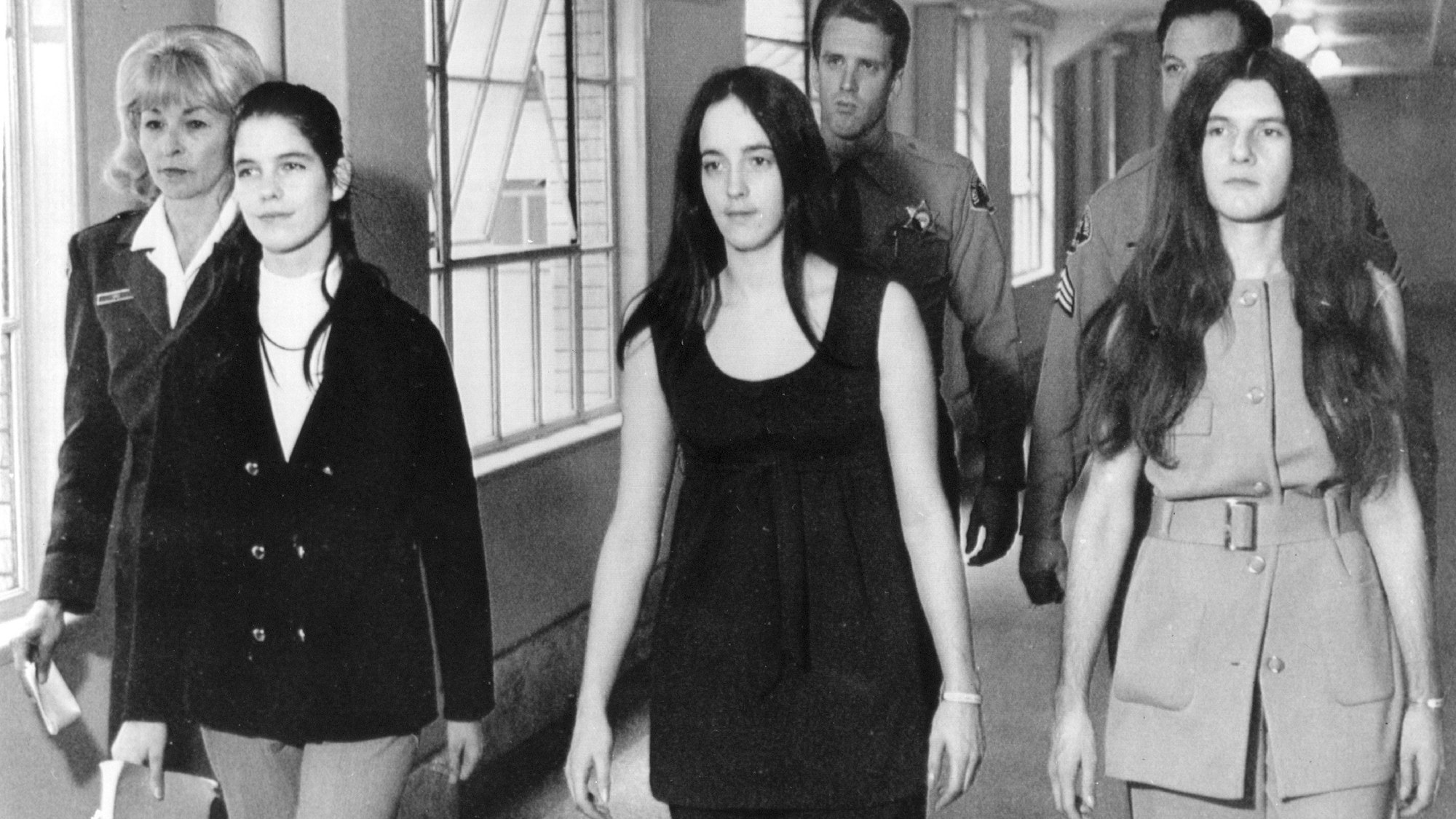 Leslie van Houten, Susan Atkins und Patricia Krenwinkel werden von Beamten abgeführt.