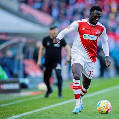 Kingsley Schindler fokusiert einen Fußball auf dem Platz und setzt zum Tritt an.