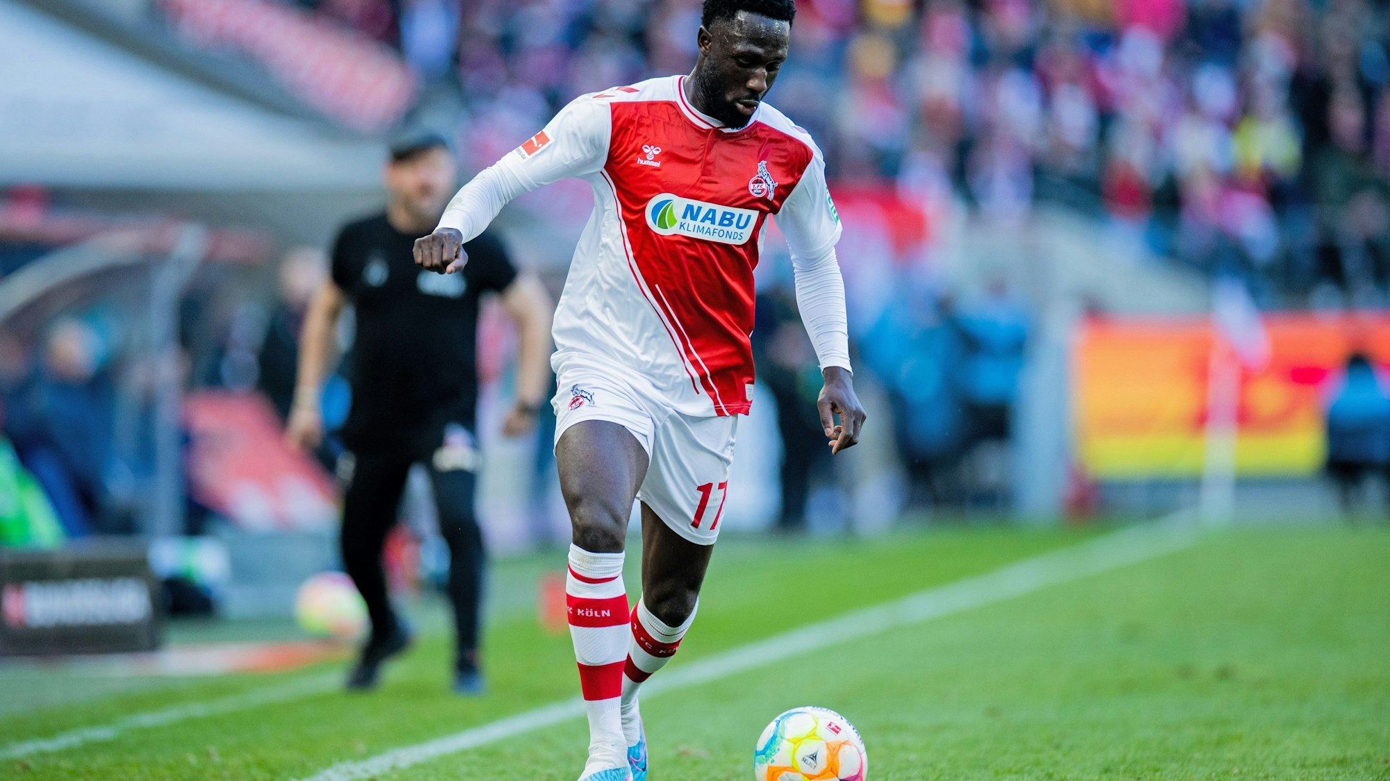 Kingsley Schindler fokusiert einen Fußball auf dem Platz und setzt zum Tritt an.