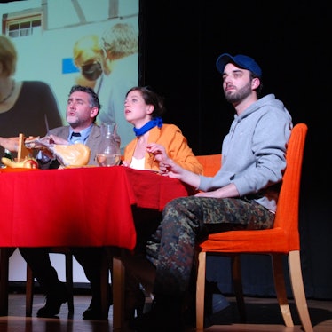 Im Klimatheater Mechernich auf der Bühne sitzen am Tisch von links: Clarissa Gundlach, Christian Stock, Liza Reichardt und Lukas Franke.