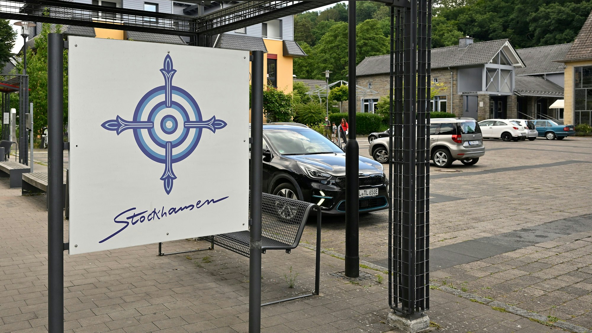 Auf dem Karlheinz-Stockhausen-Platz in Kürten stehen Autos.