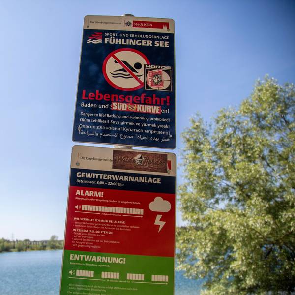 Ein Schild weist auf das Badeverbot am Fühlinger See hin.