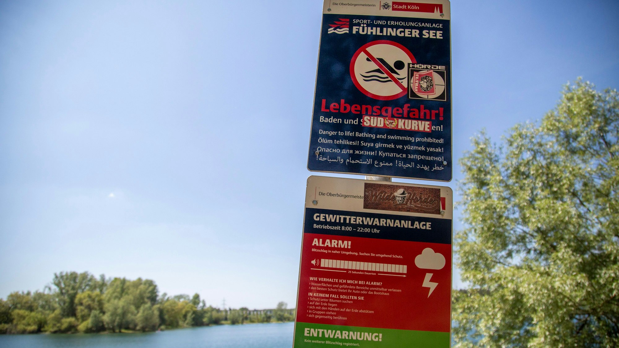 Ein Schild weist auf das Badeverbot am Fühlinger See hin.