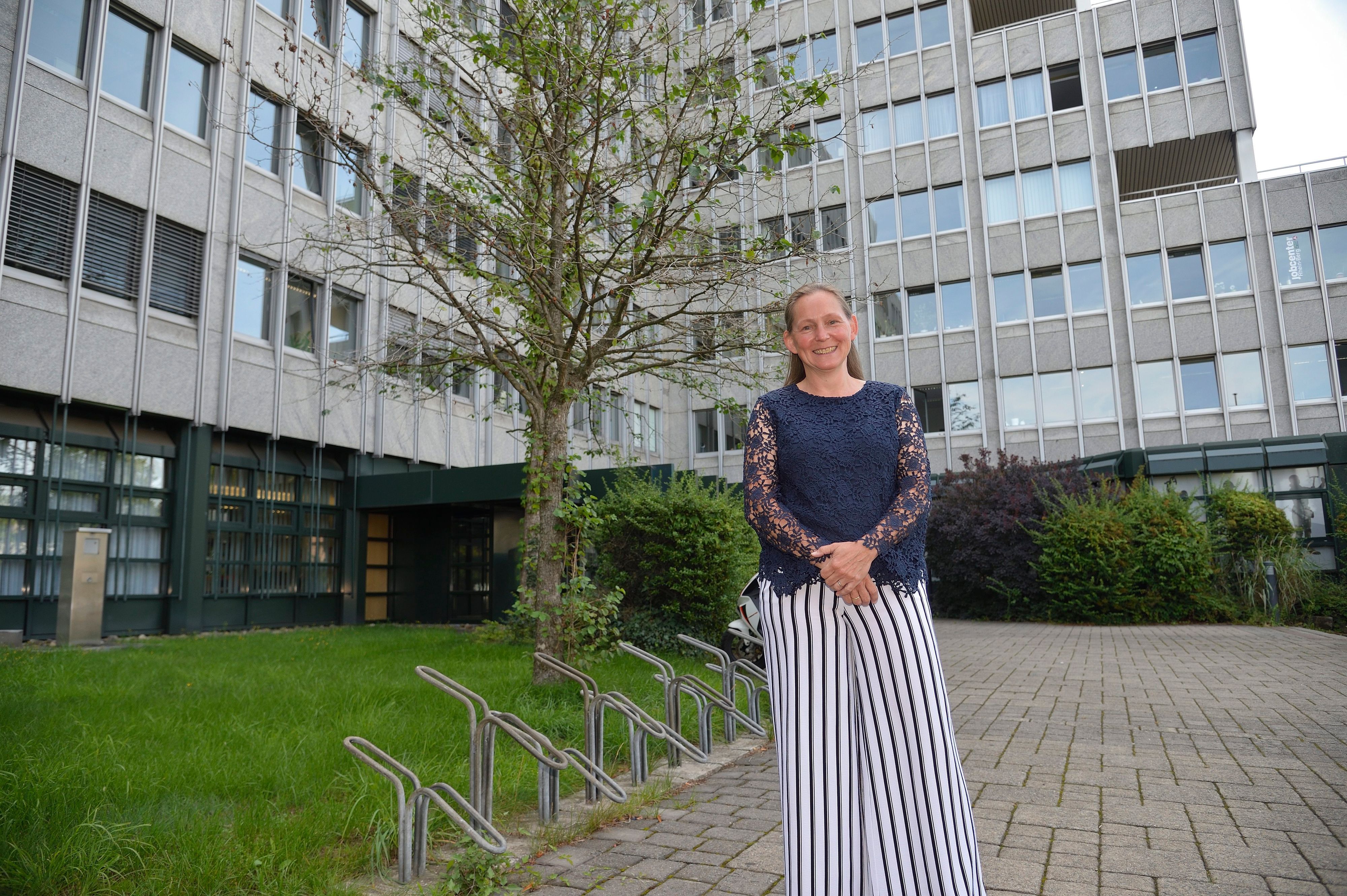 Nicole Jordy steht vor der Agentur für Arbeit in Bergisch Gladbach.