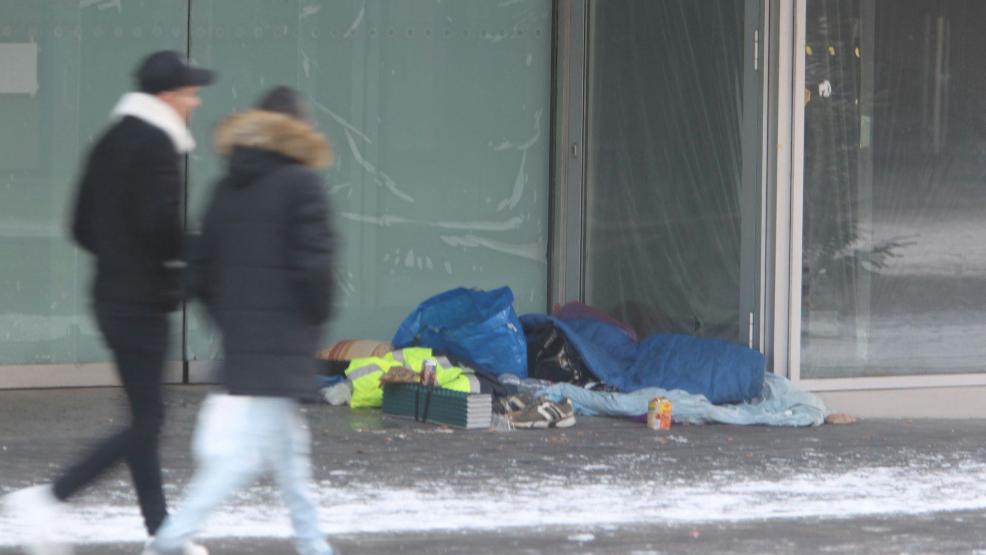 In Troisdorf in einer Nische des Forum wohnt seit Monaten ein Odachloser.