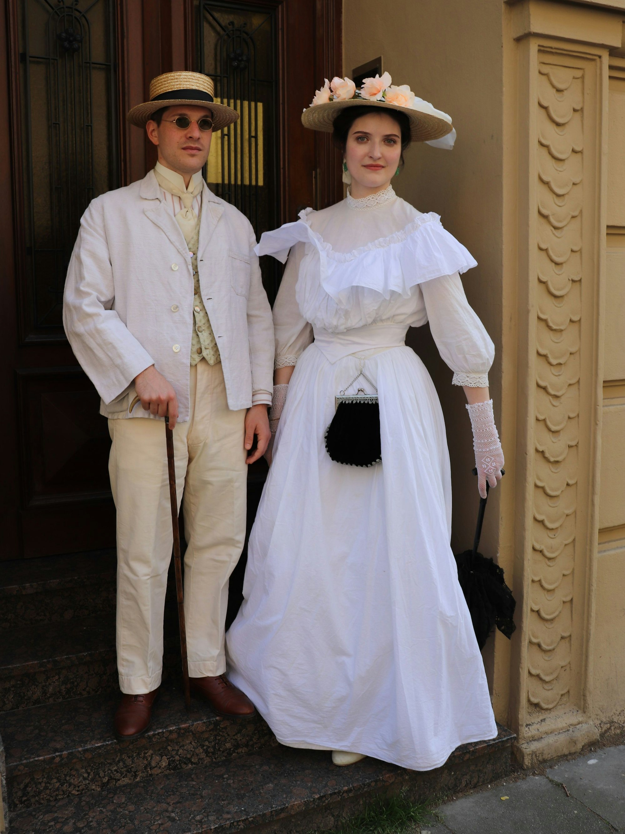 Valerio und Sophia stehen in einem Hauseingang.