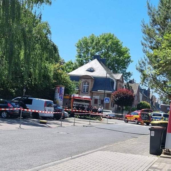 Den verdächtigen Briefumschlag hatte die Feuerwehr auf dem Parkstreifen an der Schnellermaarstraße vor der Brüder-Grimm-Schule in Hürth gesichert.