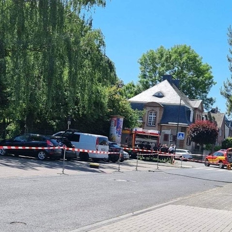Den verdächtigen Briefumschlag hatte die Feuerwehr auf dem Parkstreifen an der Schnellermaarstraße vor der Brüder-Grimm-Schule in Hürth gesichert.