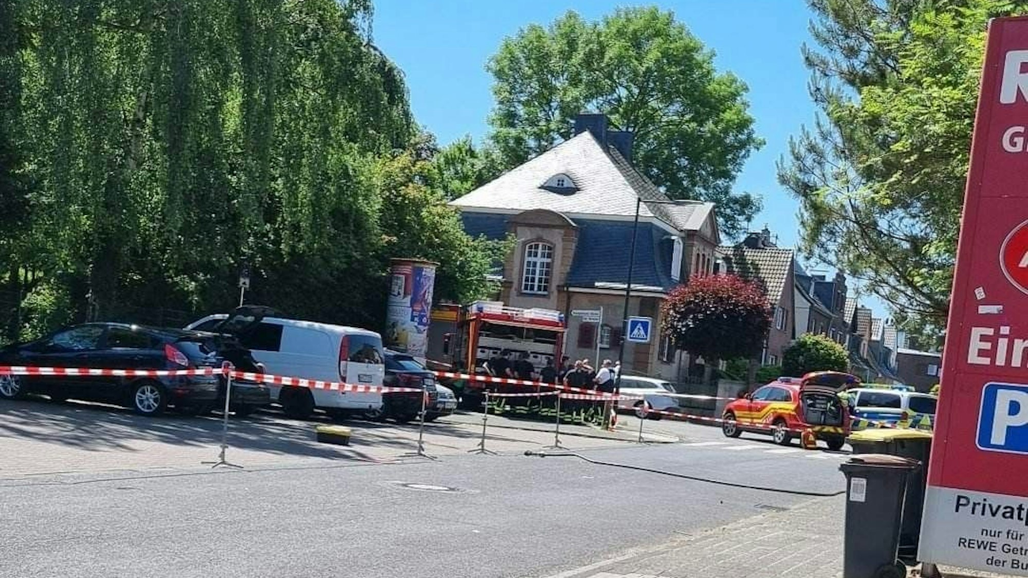 An Parkplätzen hängt Absperrband.