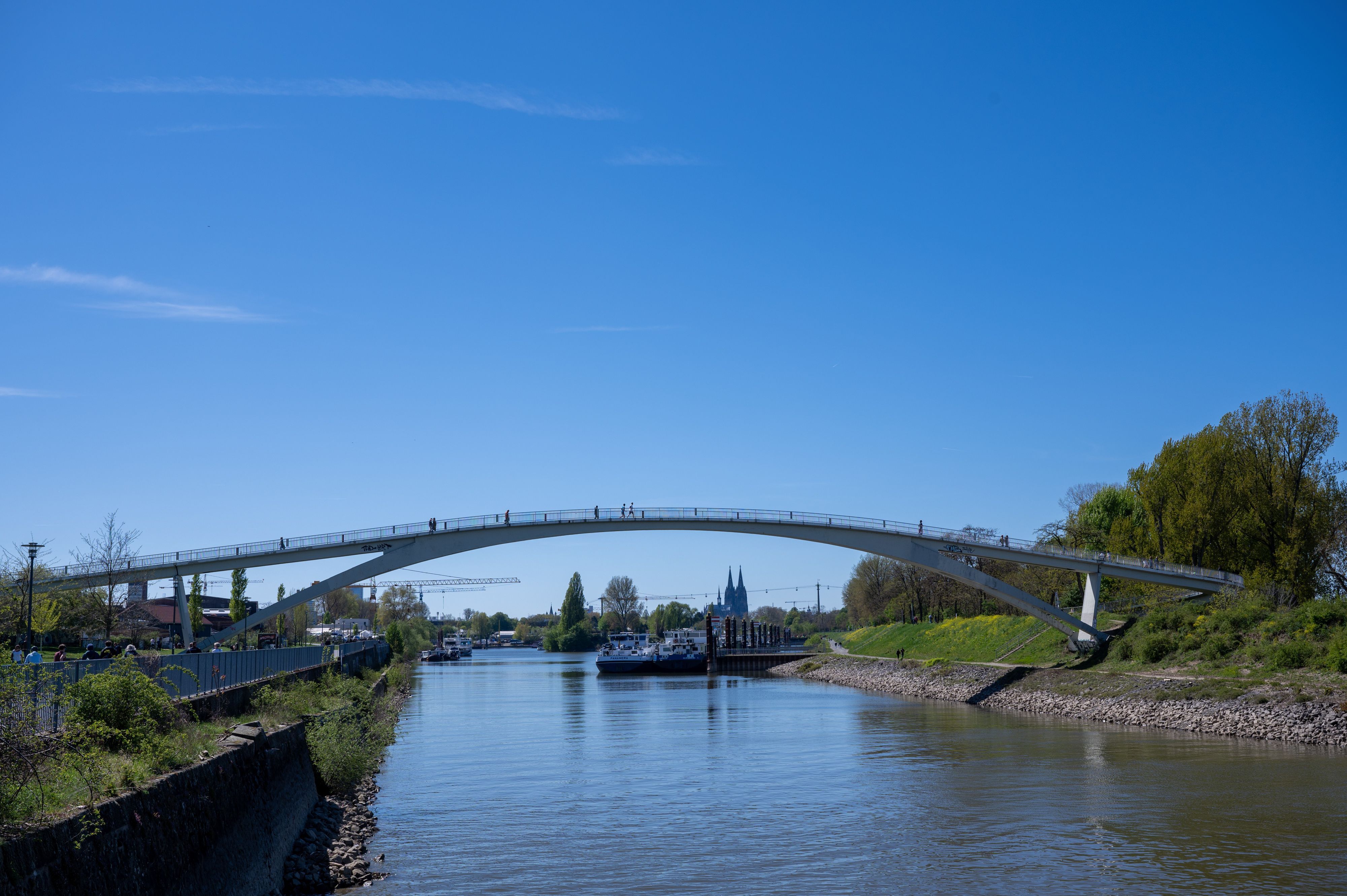 Die Katzenbuckelbrücke überspannt die Einfahrt zum Mülheimer Hafen. Hinten im Bild ist die Werft.