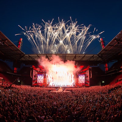 Ein Feuerwerk über dem Rheinenergie-Stadion beim Kasalla-Konzert im Sommer 2022.