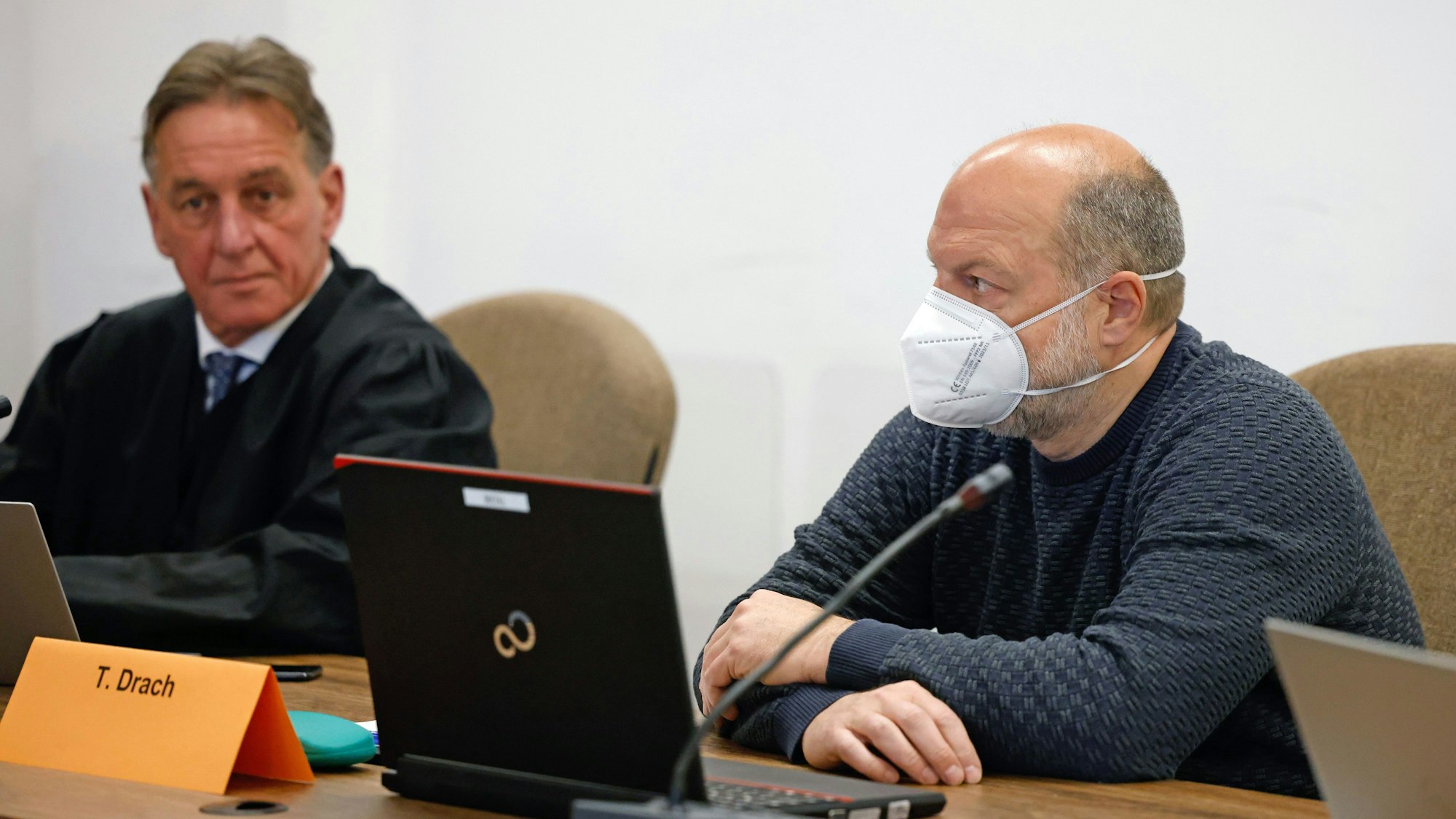 Der Angeklagte Thomas Drach (r) sitzt neben seinem Verteidiger Andreas Kerkhof auf der Anklagebank im Gerichtssaal des Landgerichts Köln.