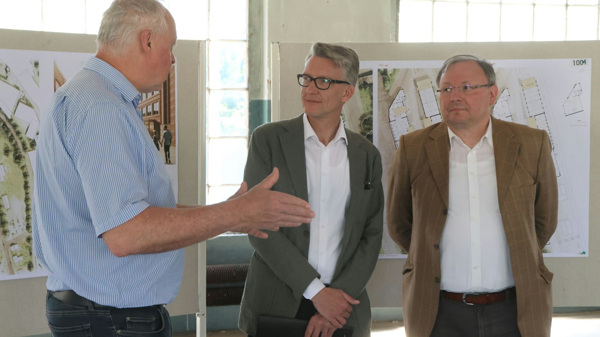 Engelskirchens Bürgermeister Dr. Gero Karthaus (links), SPD-Landtagsabgeordneter Sven Wolf (Mitte) und der Vorsitzende der SPD Oberberg, Thorsten Konzelmann, in der alten Bücherfabrik in Engelskirchen-Ründeroth.