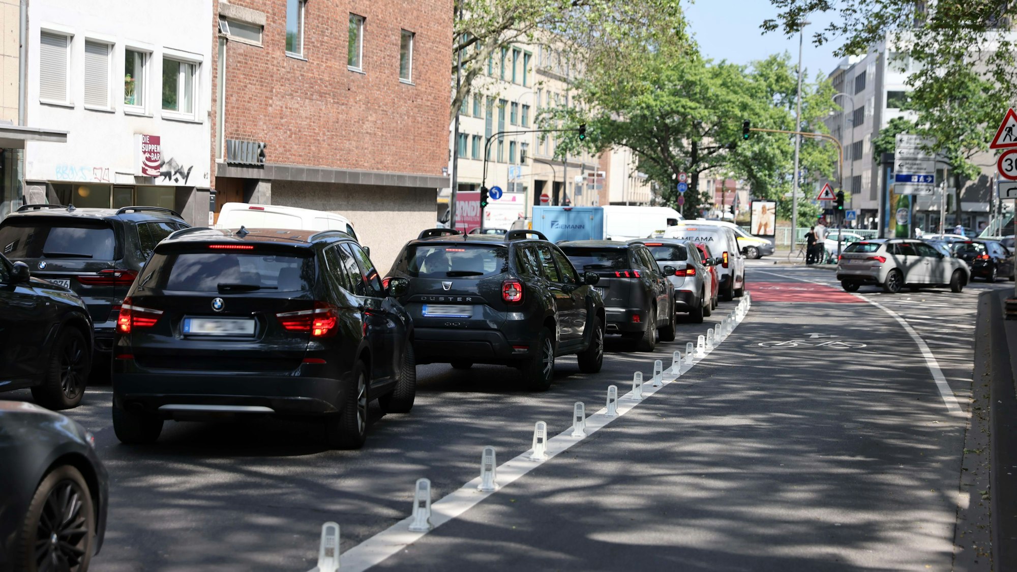 Auf der „Burgmauer“ in der Nähe des Kölner Doms kommt es immer wieder zu langen Staus.