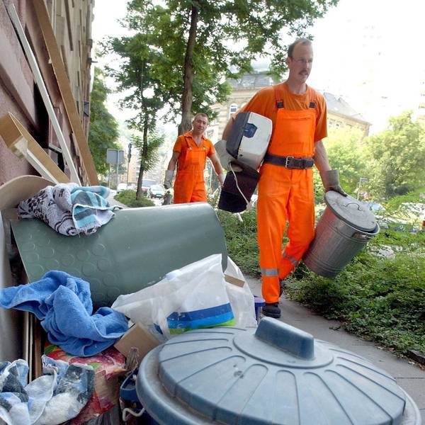 Mitarbeiter der Müllabfuhr in Stuttgart sammeln in der Stuttgarter Innenstadt Sperrmüll ein.
