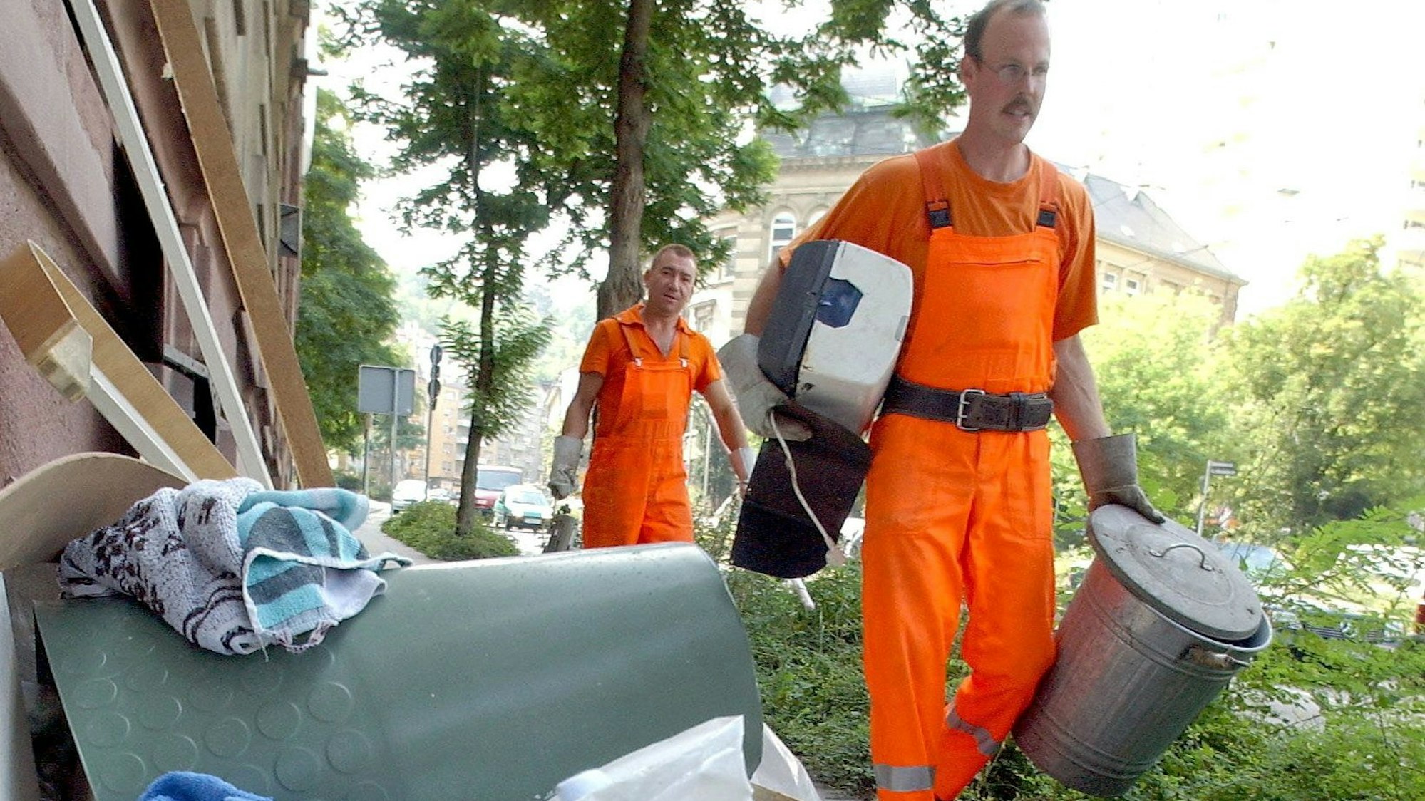Mitarbeiter der Müllabfuhr sammeln in der Stuttgarter Innenstadt Sperrmüll.