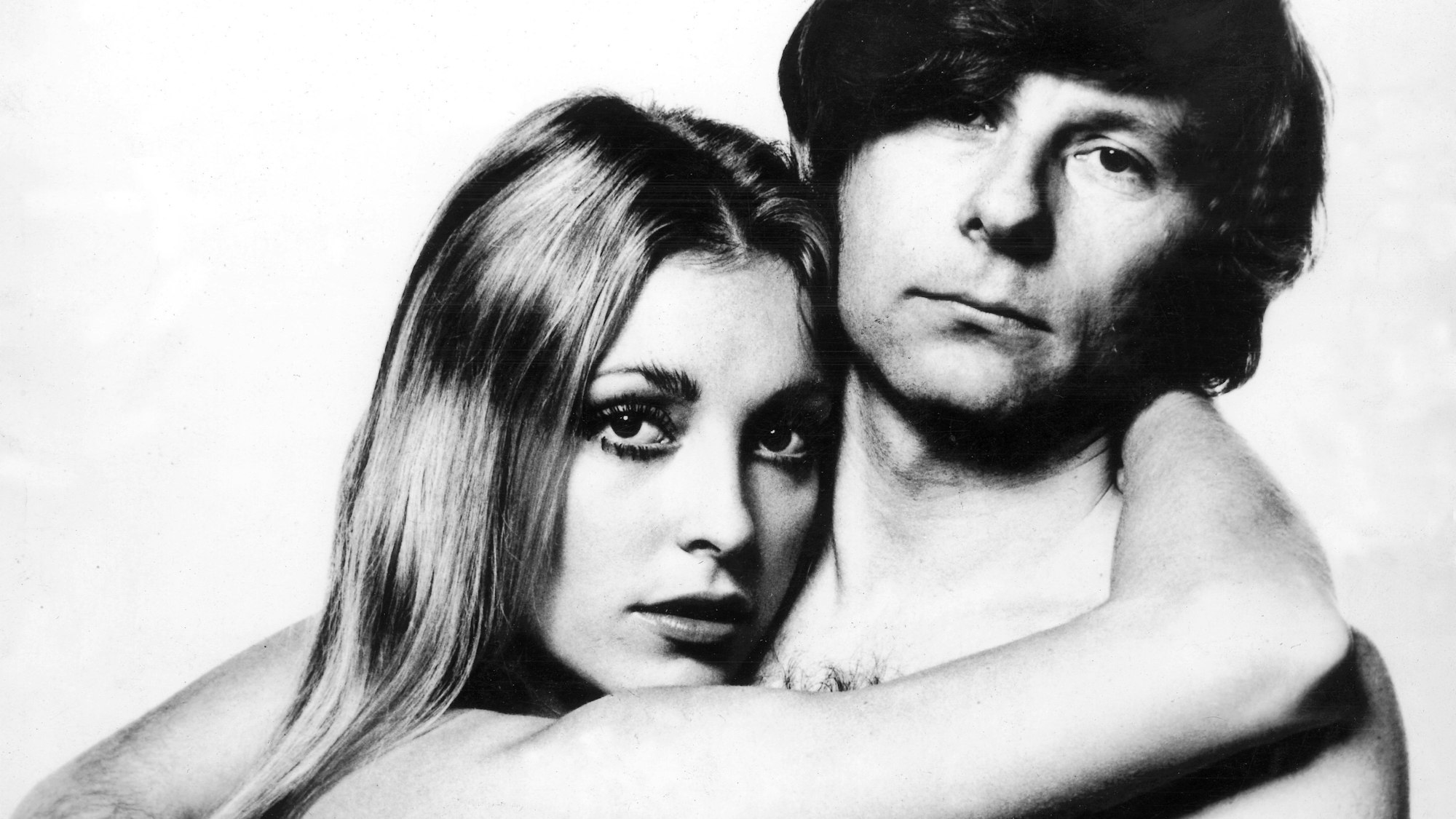 Regisseur Roman Polanski posiert mit seiner zweiten Ehefrau, der US-Schauspielerin Sharon Tate, die während ihrer Schwangerschaft 1969 von der Charles-Manson-Bande ermordet wurde (undatiert).