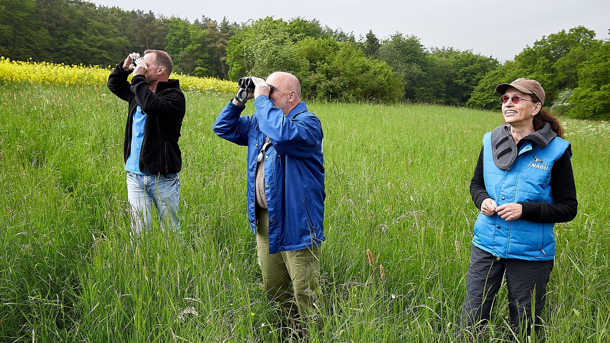 Ulli Pohl, Christian Chwallek und Marion Zöller inspizieren die Vogelwelt in Weiler am Berge.