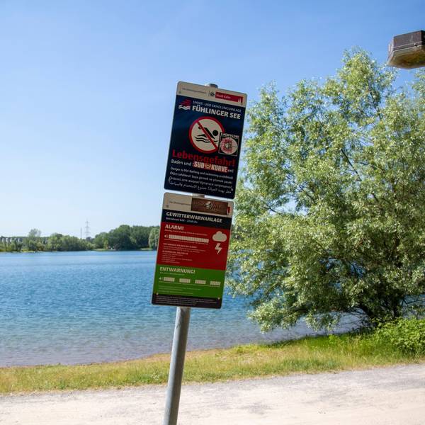Ein Schild weist am Fühlinger See auf das Badeverbot hin.