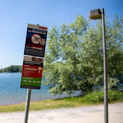 Ein Schild weist am Fühlinger See auf das Badeverbot hin.