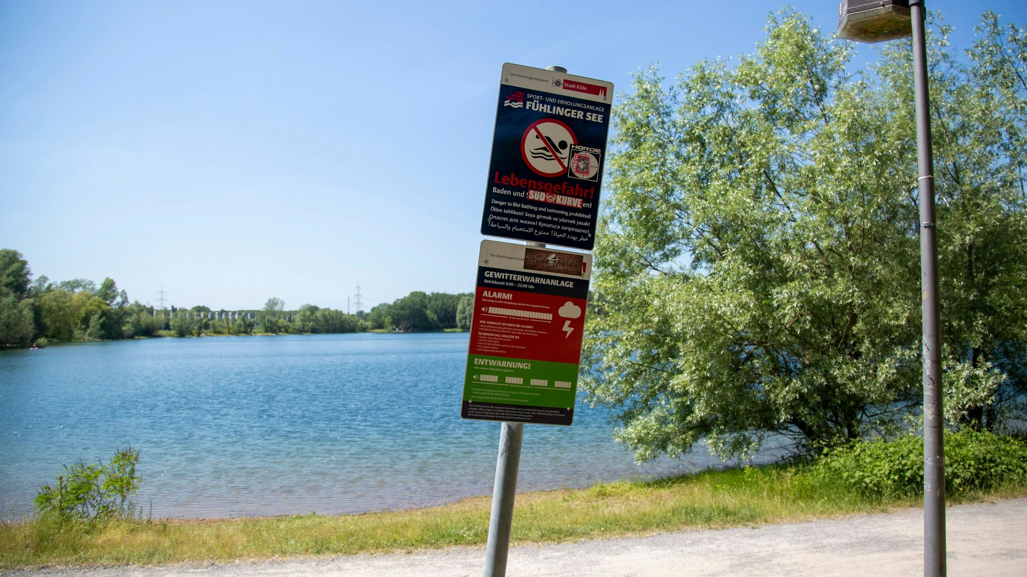 An See 7 des Fühlinger Sees steht ein Schild, das auf das Schwimmverbot hinweist.