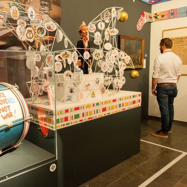 Eine dicke Trommel liegt in einem Glaskasten und weitere Ausstellungsstücke sind in einem Raum zu sehen.