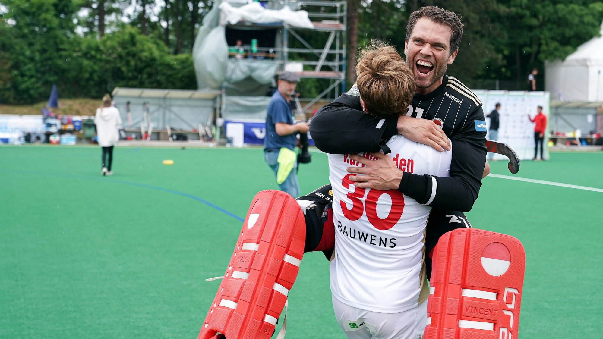 v.li.: Mink van der Weerden KTHC, 30, Vincent Vanasch Torwart, KTHC, 21, Spieler von Rot-Weiss Köln KTHC, Jubel nach dem Schlusspfiff, Sieg, Sieger, Gewinner, jubelt, jubeln, Freude, optimistisch, Highlight, Action, Aktion, Deutscher Meister 2022, 05.06.2022, Bonn Deutschland, Hockey, Deutsche Meisterschaft, Finale, Herren, Hamburger Polo Club - Rot-Weiss Köln *** f le Mink van der Weerden KTHC, 30 , Vincent Vanasch goalkeeper, KTHC, 21 , player of Rot Weiss Köln KTHC , cheering after the final whistle, victory, winner, winner, cheers, joy, optimistic, highlight, action, German Champion 2022, 05 06 2022, Bonn Germany , Hockey, German Championship, Final, Men, Hamburger Polo Club Rot Weiss Köln xozx
