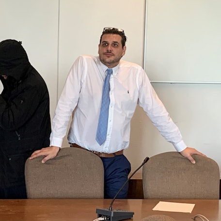 Der Angeklagte verbarg sein Gesicht hinter einer Kapuze.