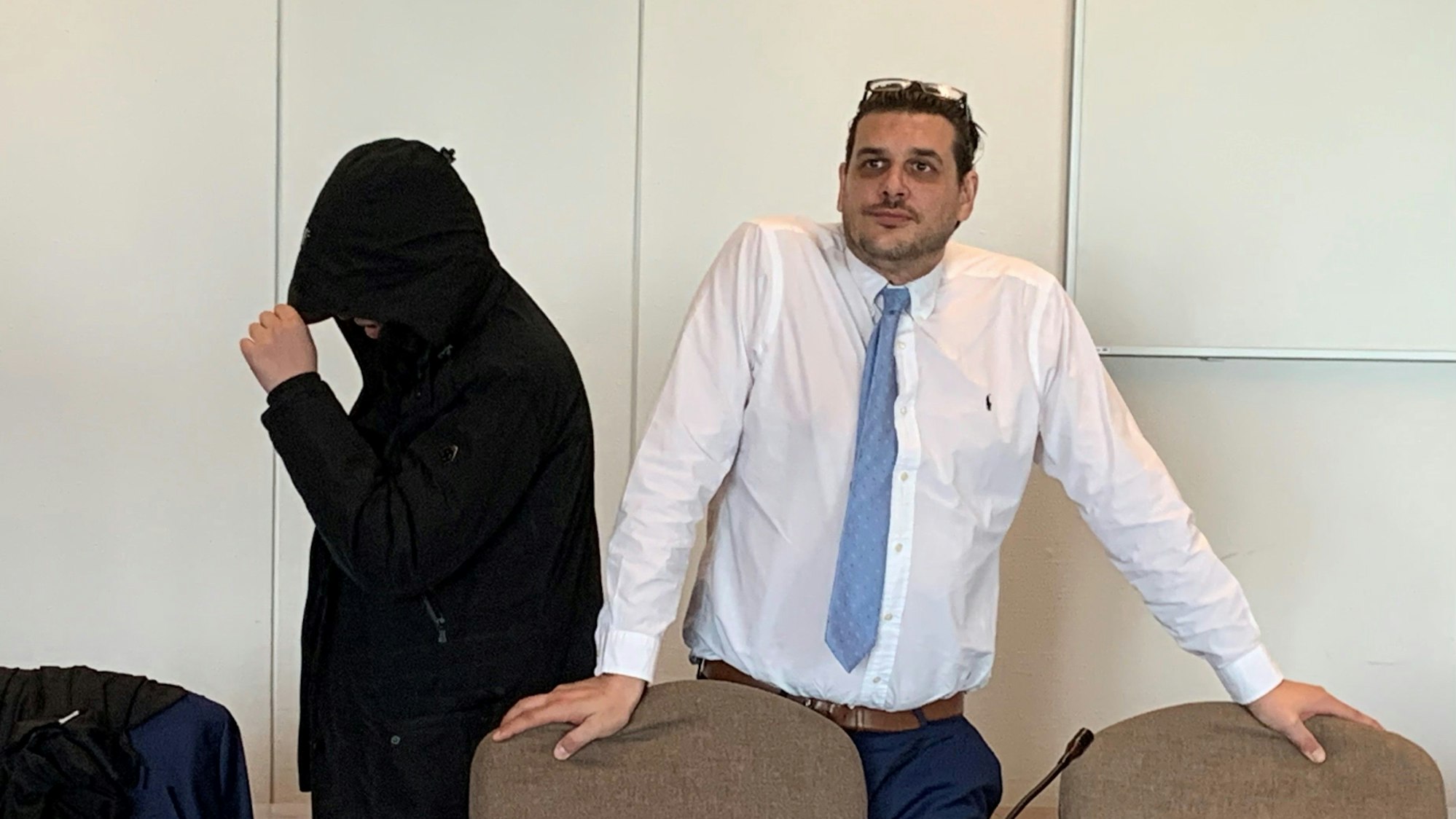 Der Angeklagte verbarg sein Gesicht hinter einer Kapuze.