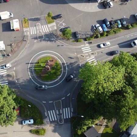 Es ist der Zebrastreifen am Kreisverkehr beim Rewe in Lindlar zu sehen.