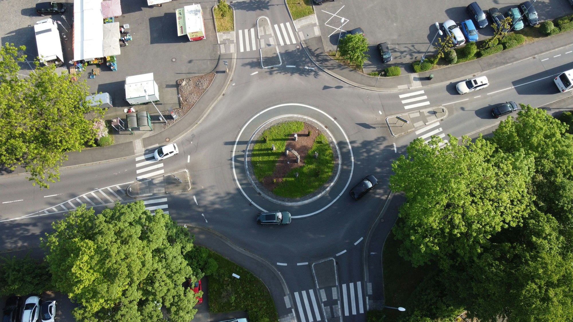 Es ist der Zebrastreifen am Kreisverkehr beim Rewe in Lindlar zu sehen.