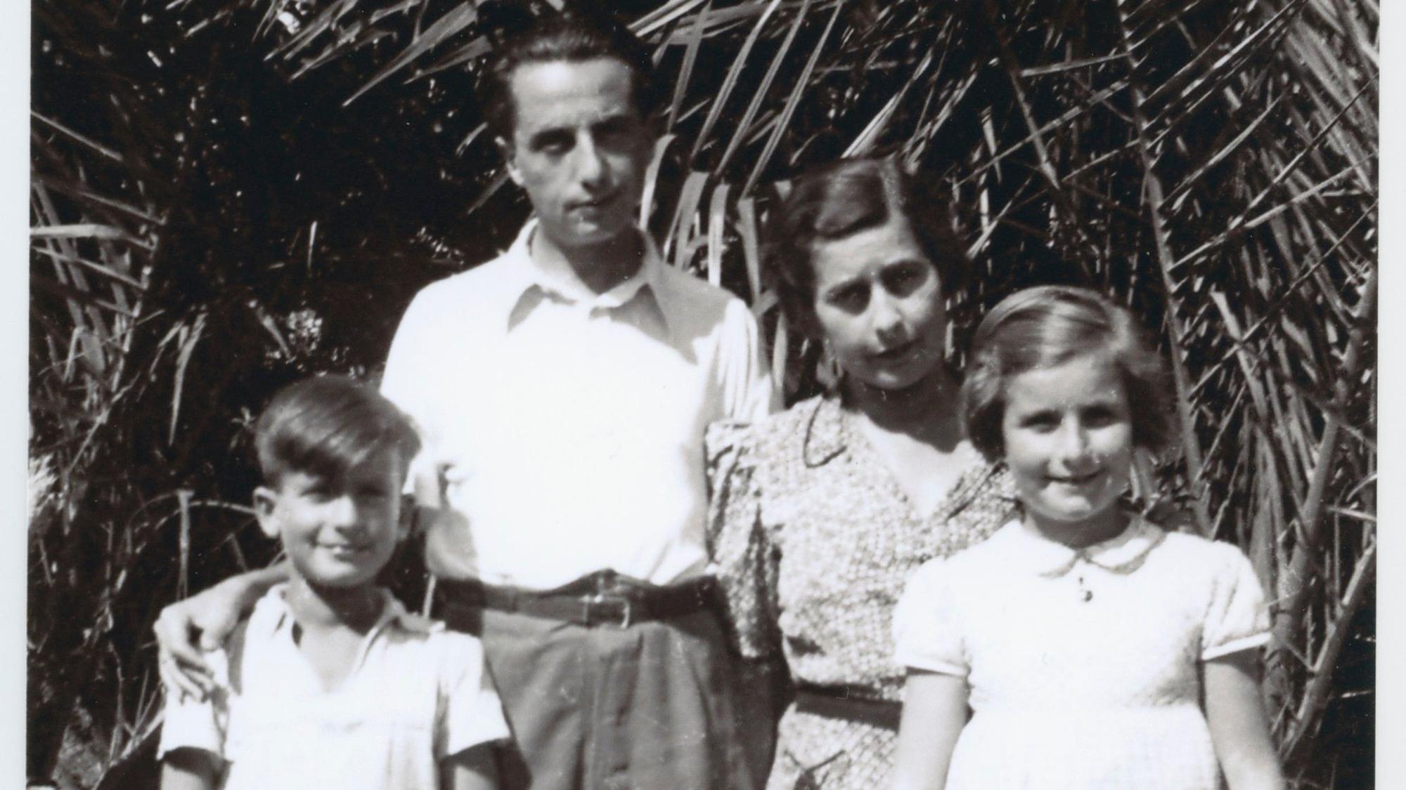 Familie Spier auf der Uferpromenade in Cap d’Ail, August 1942.