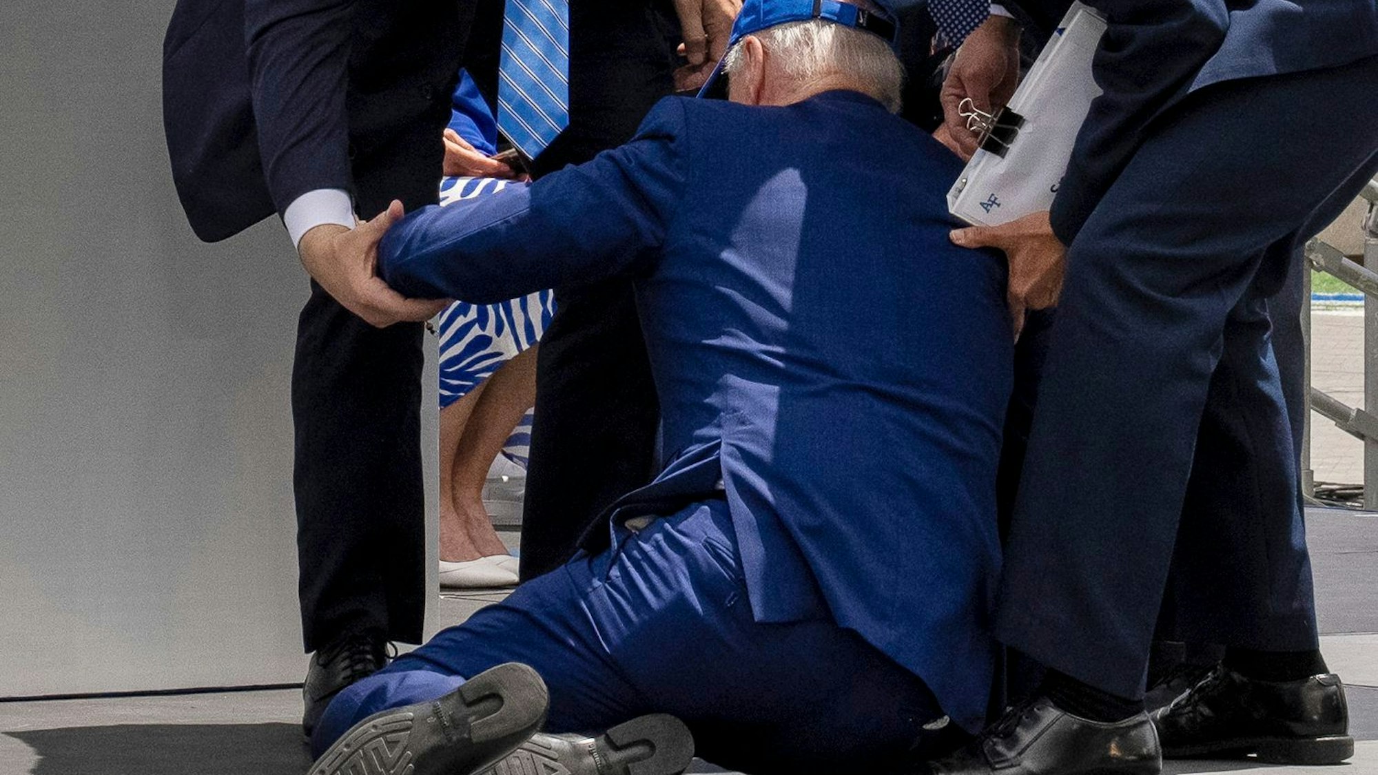 Präsident Joe Biden nach dem Sturz bei der Abschlussfeier der United States Air Force Academy.