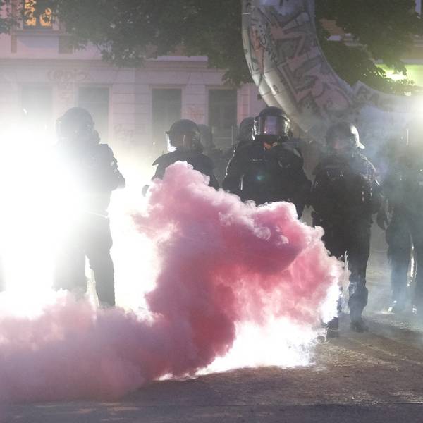 Die Polizei geht in Leipzig gegen Demonstrierende vor, die zu einer Kundgebung zum Urteil gegen die mutmaßliche Linksxtremistin Lina E. aufgerufen hatten. Es wird Pyrotechnik eingesetzt.