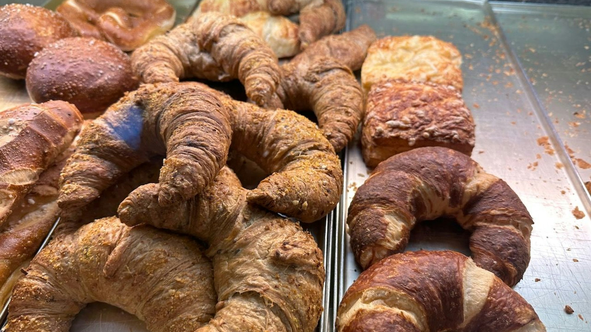 Croissants und Brötchen liegen in der Theke der Bäckerei „Lippe“