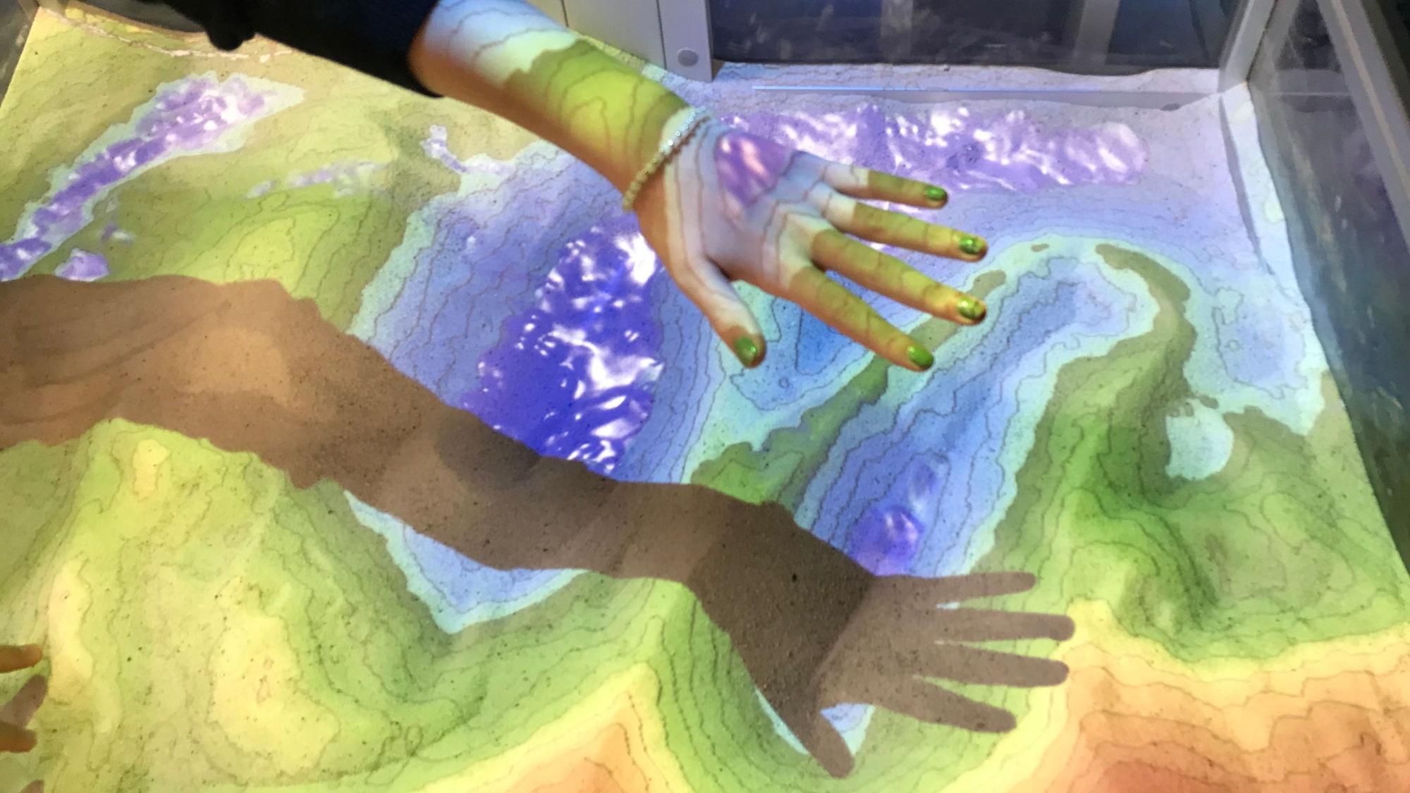 Mit interessanten Experimenten will das Zentrum für Luft- und Raumfahrt (DLR) beim Nachwuchs Interesse an Naturwissenschaften wecken.