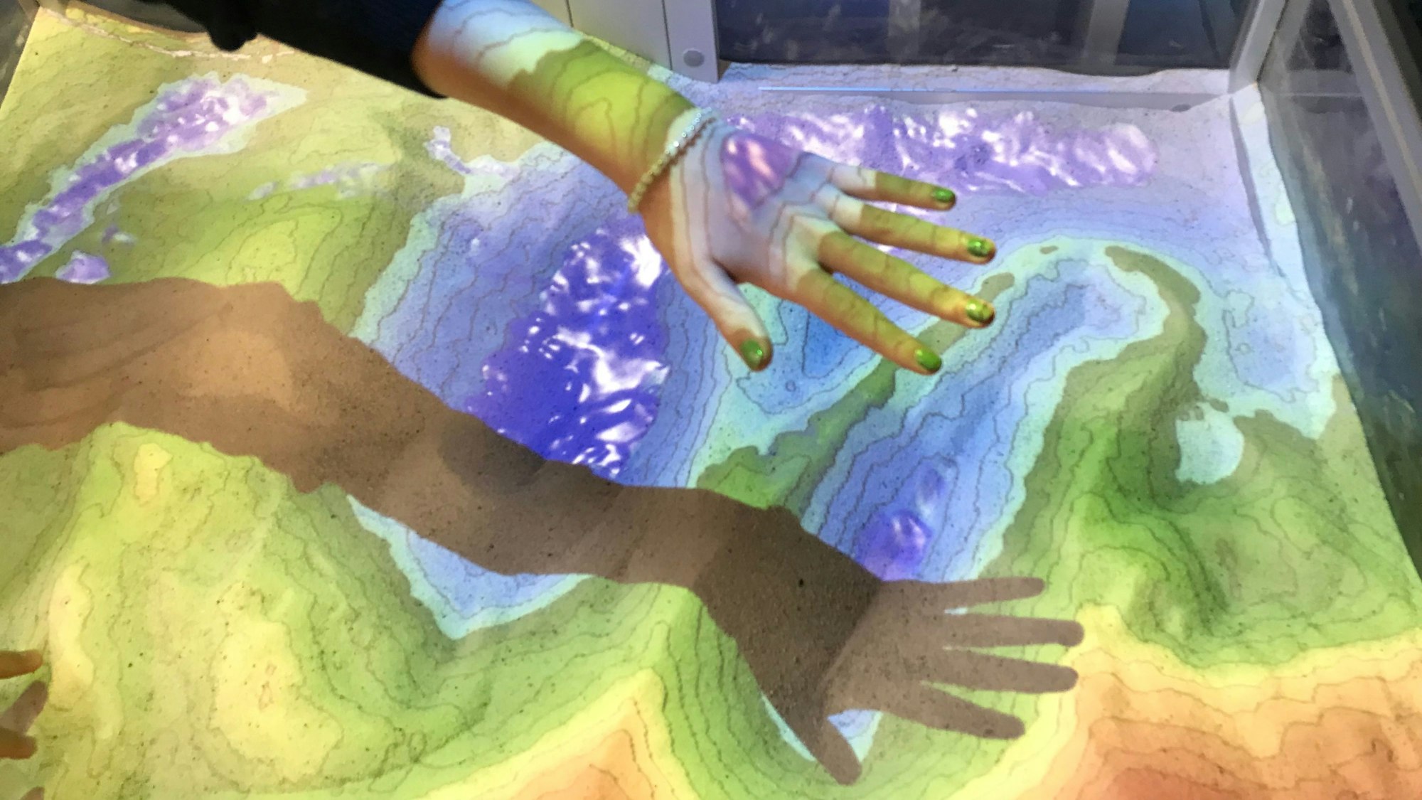 Mit interessanten Experimenten will das Zentrum für Luft- und Raumfahrt (DLR) beim Nachwuchs Interesse an Naturwissenschaften wecken.