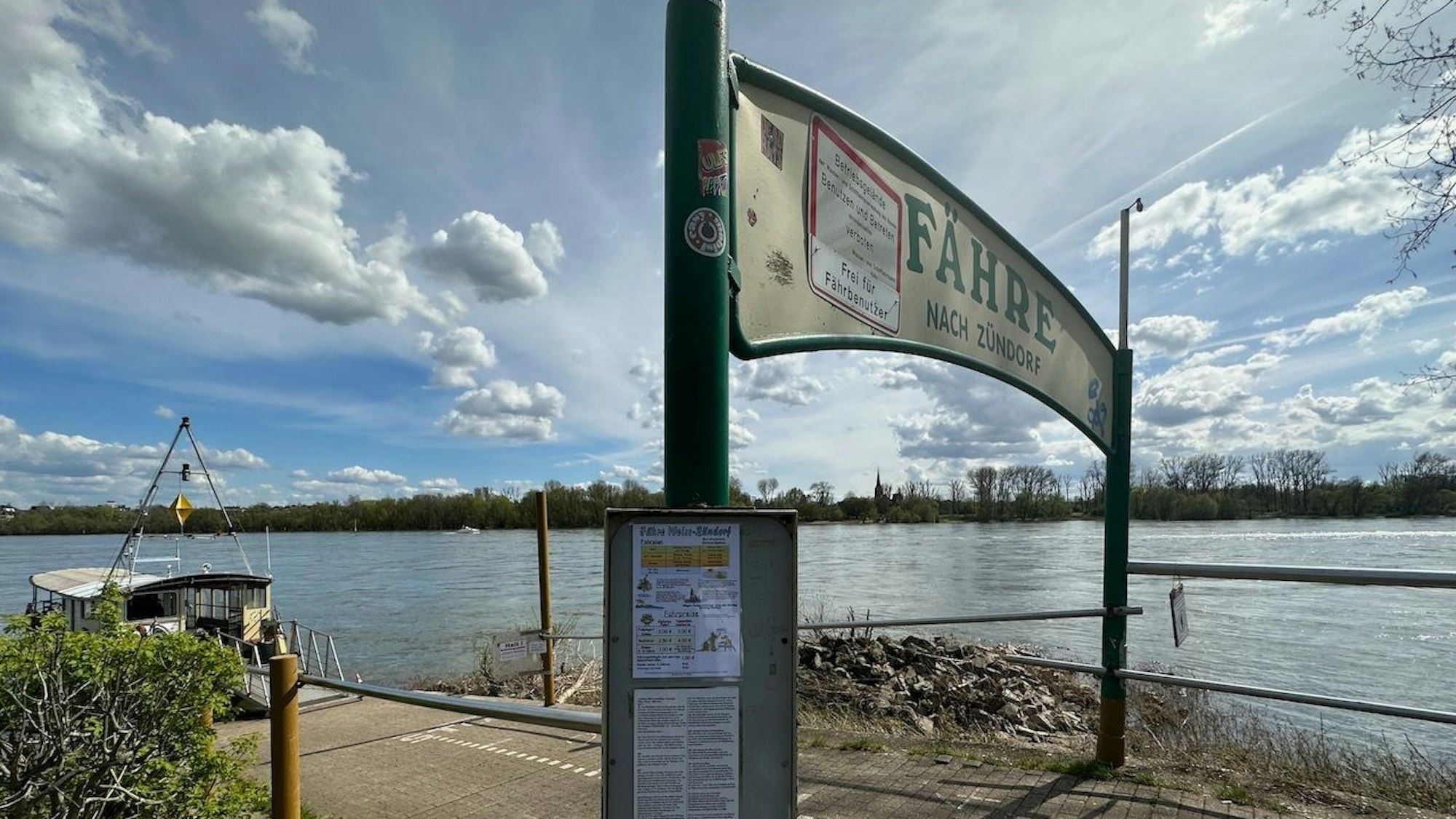 Der Anleger der Fähre nach Zündorf in Köln-Weiß