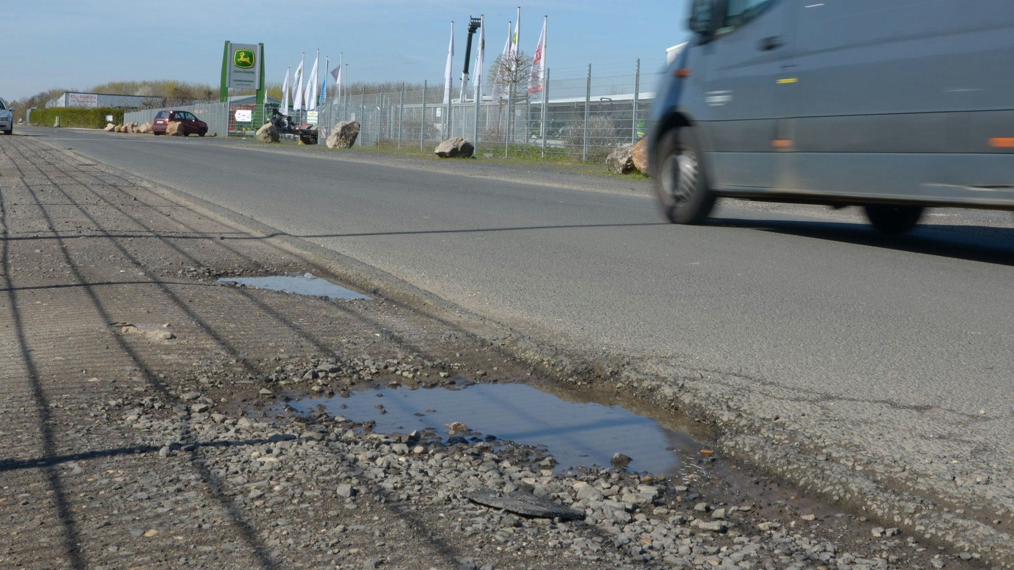 Ein Schlagloch entlang der Heinrich-Barth-Straße im Industriepark am Silberberg bei Großbüllesheim.