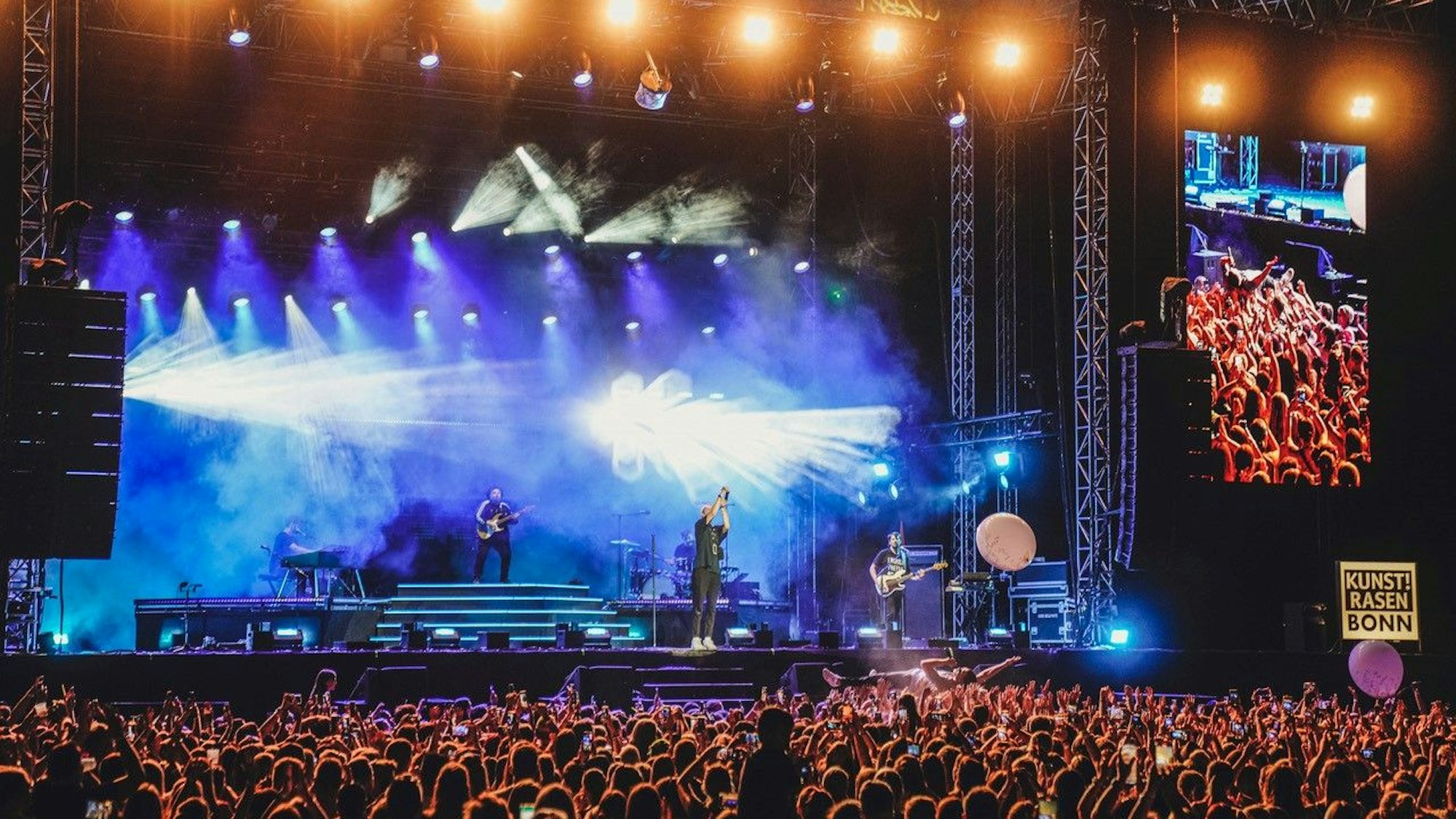 Ein Künstler performt auf einer Bühne beim Open-Air-Festival KunstRasen in Bonn (Archivfoto).