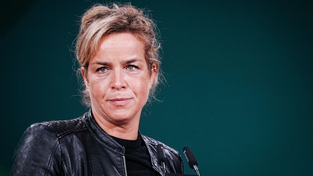 Mona Neubaur lächelt leicht.