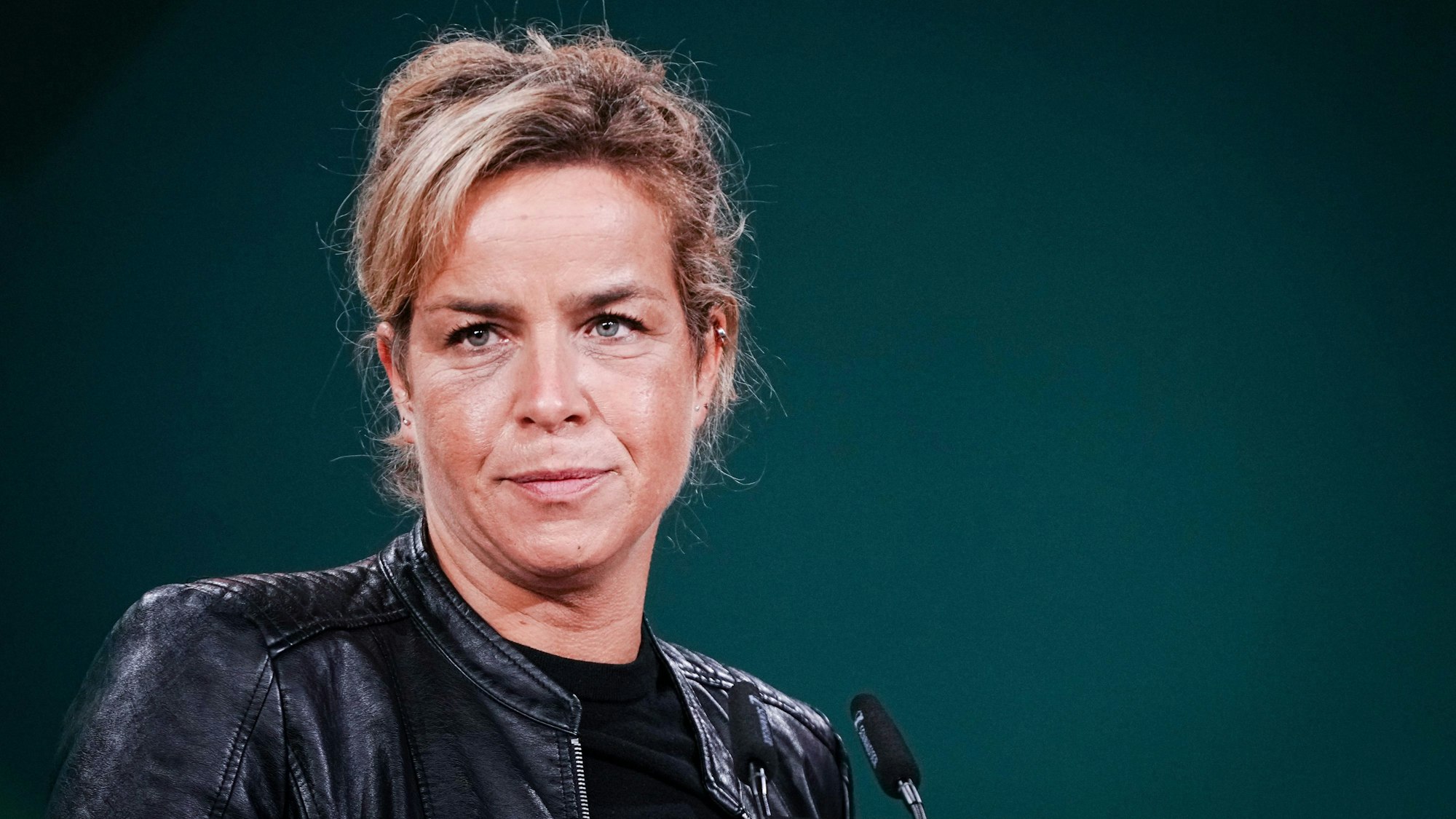 Mona Neubaur lächelt leicht.