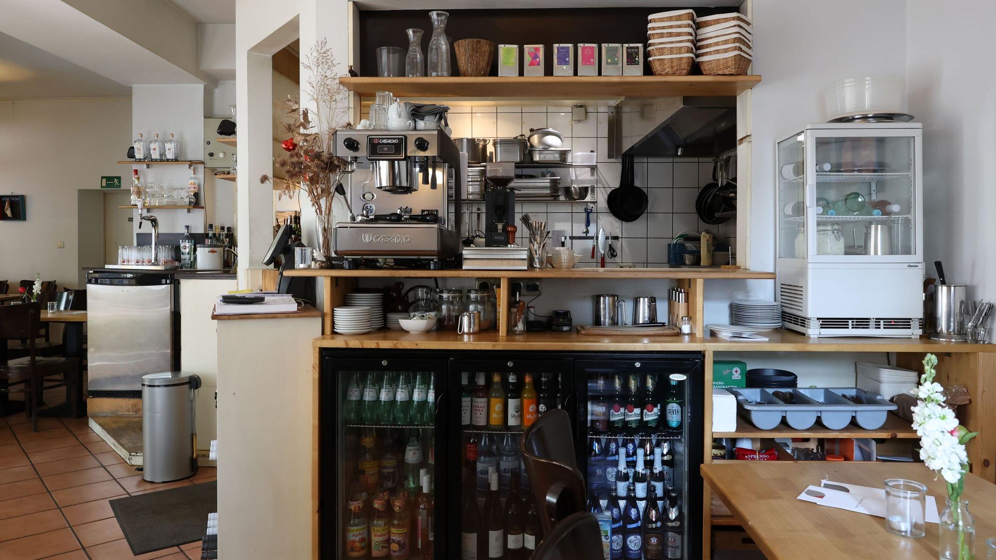 Theke mit Getränken und Kaffeemaschine im Restaurant Fink