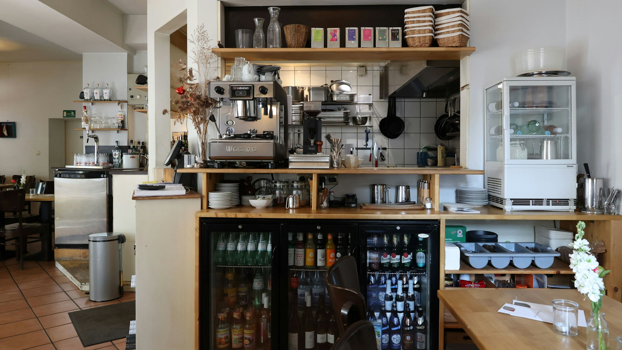 Theke mit Getränken und Kaffeemaschine im Restaurant Fink