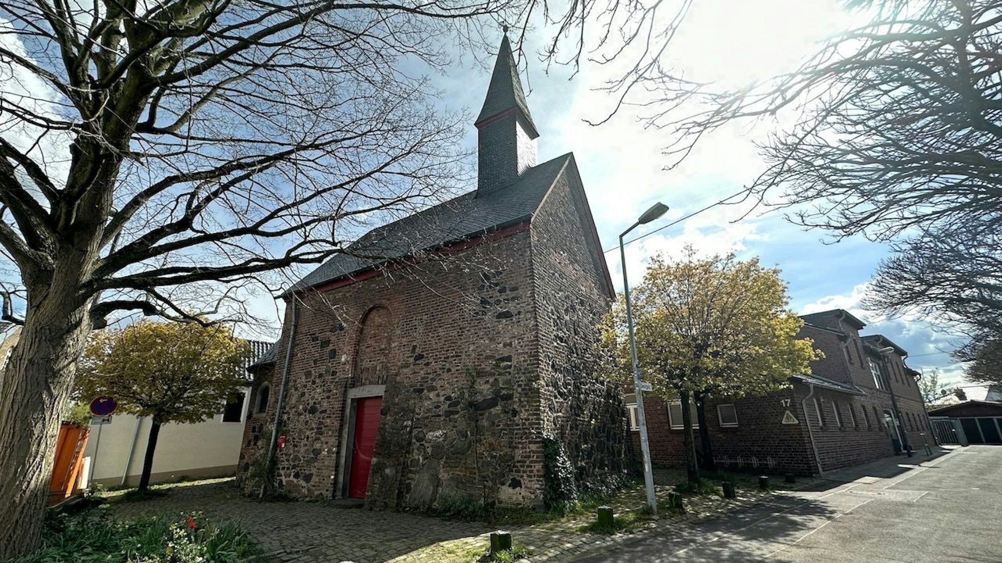 Das Kapellchen hat eine rote Eingangstür.