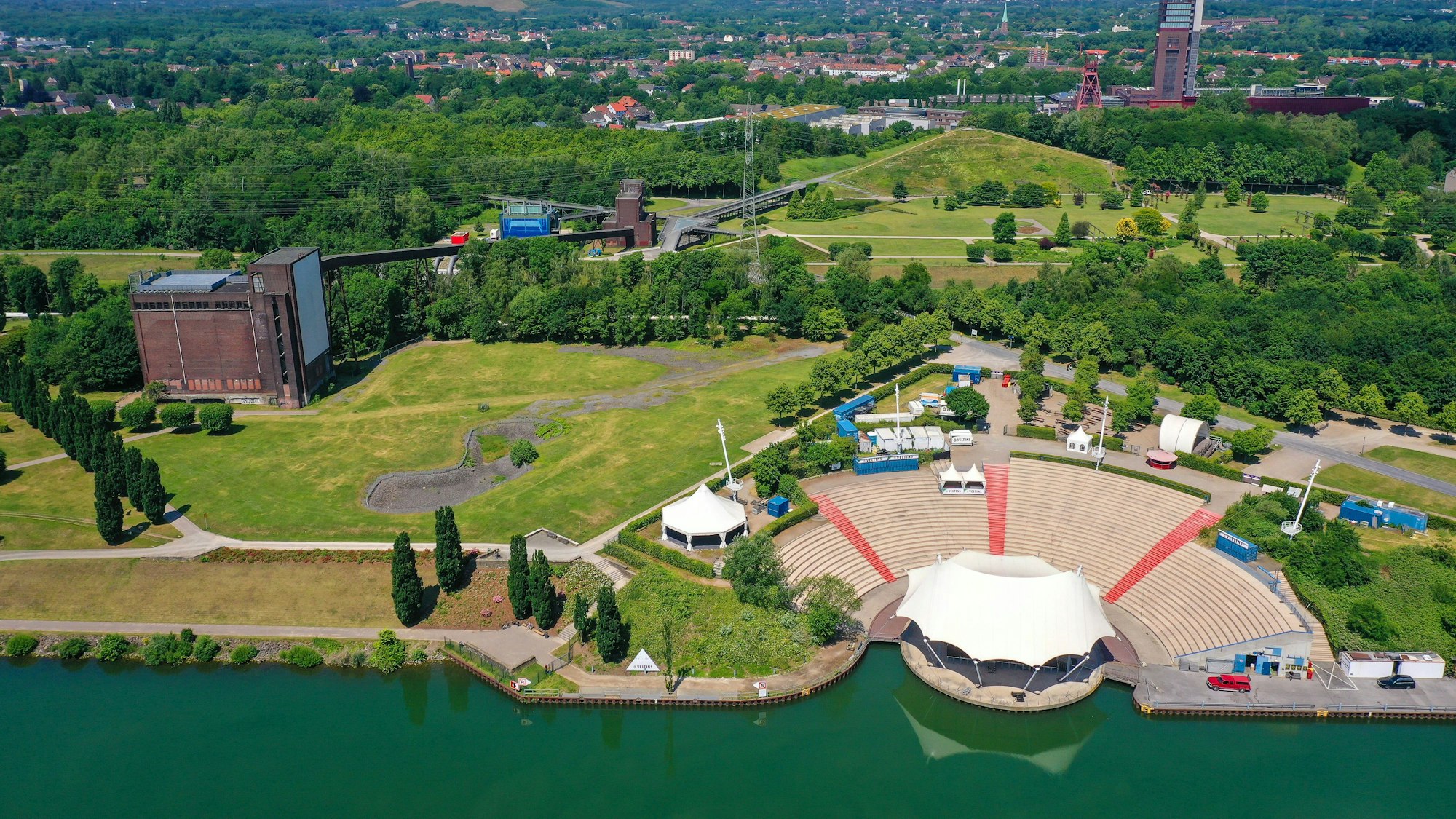 Das Amphitheater liegt direkt am Rhein-Herne-Kanal