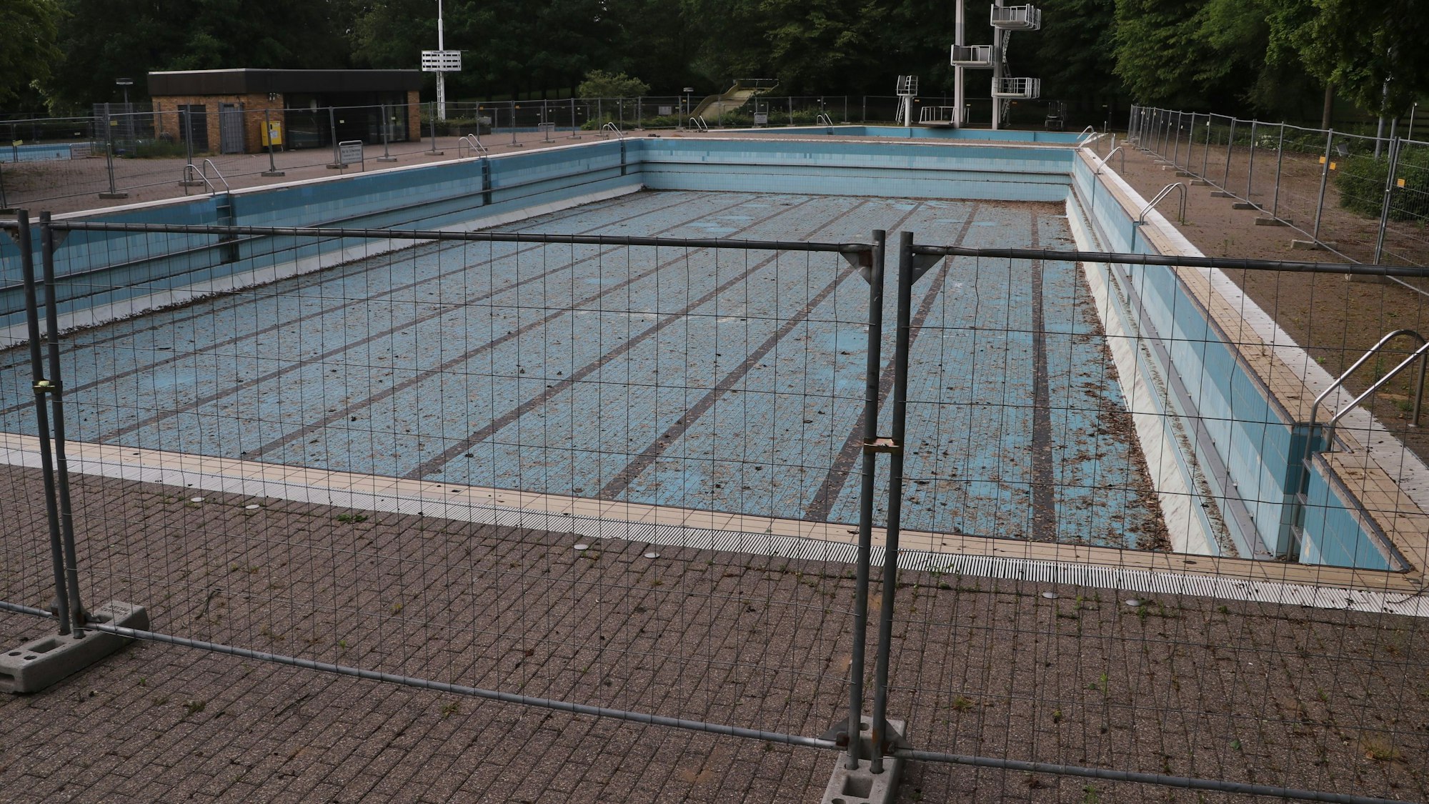 Auf dem Fotos sind Bauzäune zu sehen, die vor den Becken aufgestellt worden sind.