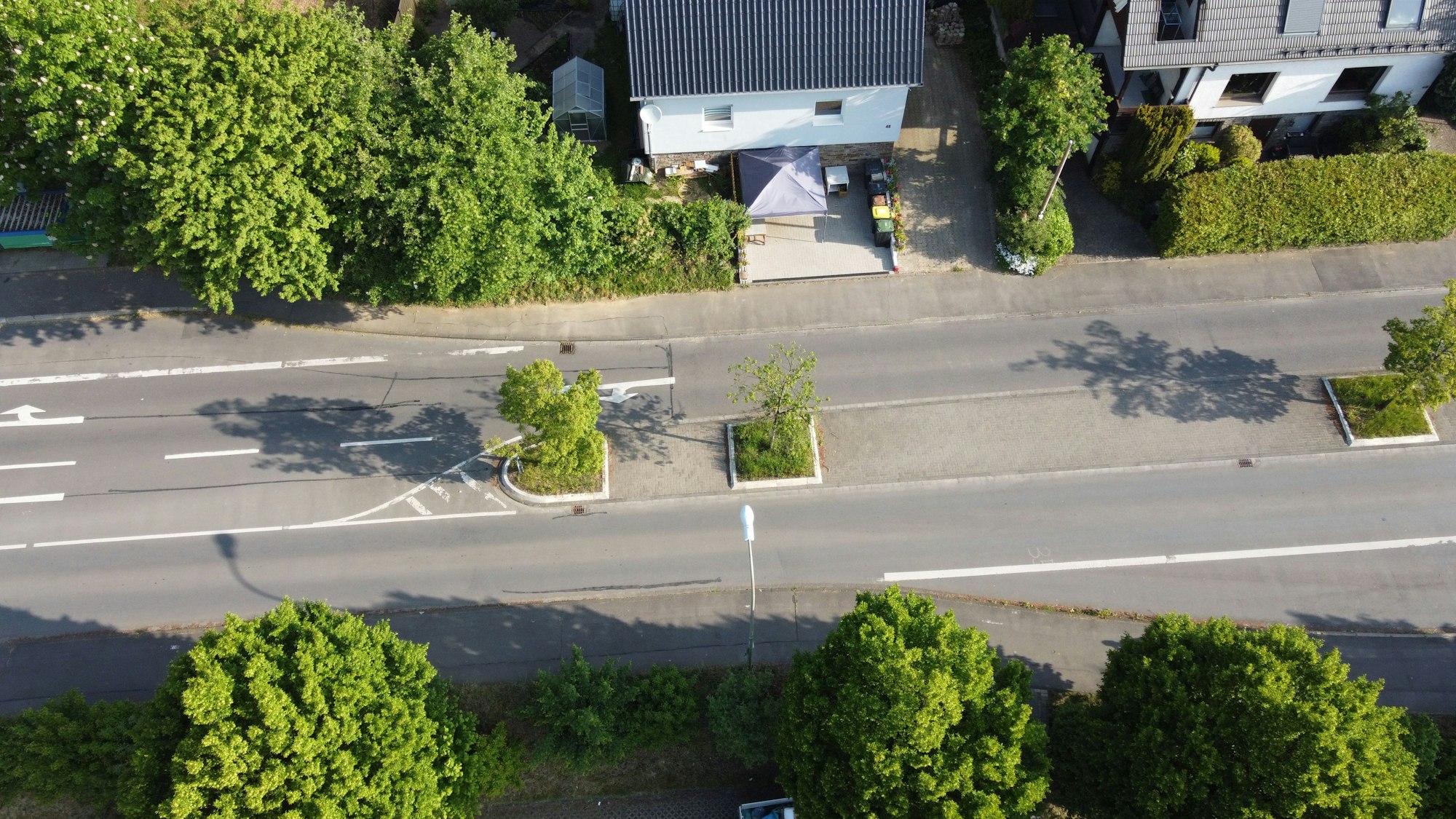 Es ist die Überquerungshilfe an der Rheinstraße bei der Grundschule Lindlar-West zu sehen.