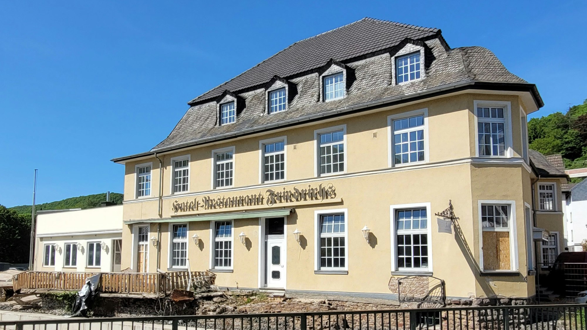 Das Bild zeigt das Hotel Friedrichs in Gemünd, das seit der Flutkatastrophe 2021 geschlossen ist.